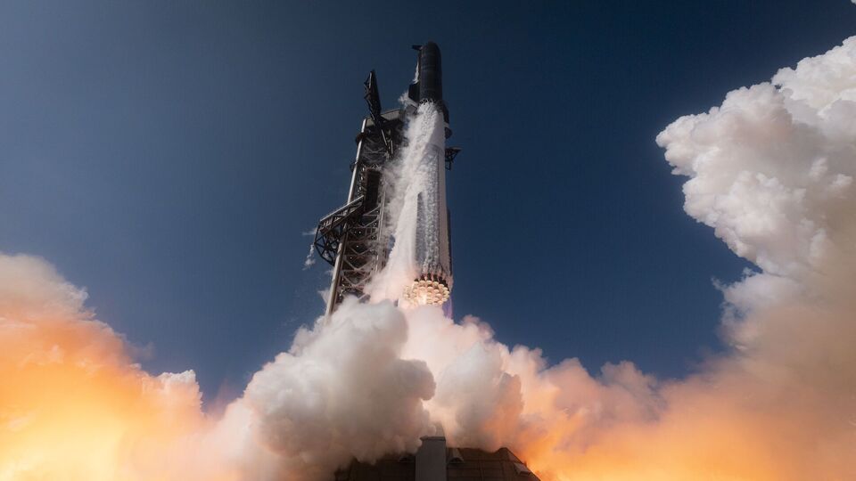 "Гол за людство". Найбільша ракета SpaceX успішно завершила перший тестовий політ. Відео