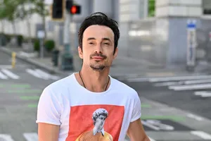 Секс, парашути й адреналін. Чоловік Кухар таємно покинув Україну й показав свої розваги за кордоном