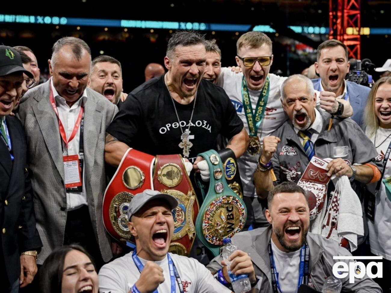 Усик нокаутував легендарного кікбоксера і захистив титул чемпіона світу