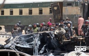 "Теракт смертника" в Пакистане. В поезде с силовиками произошел взрыв, десятки погибших – Reuters