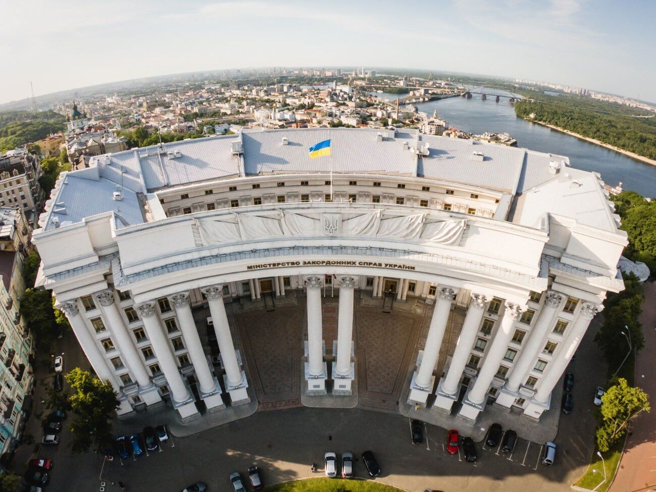 Уперше із часів Другої світової через обстріл пошкоджено будівлю МЗС України, зазнали пошкоджень і пам'ятки архітектури Києва