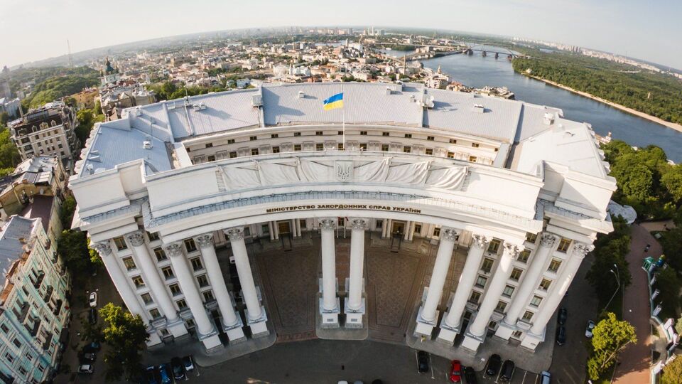 Уперше із часів Другої світової через обстріл пошкоджено будівлю МЗС України, зазнали пошкоджень і пам'ятки архітектури Києва