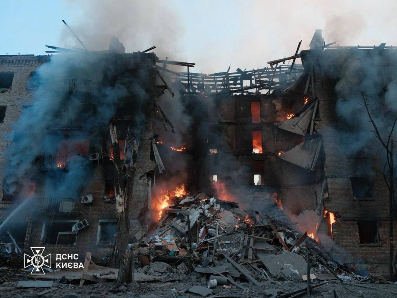 РФ здійснила одну з наймасованіших атак на Київ. Зачепило всі райони, виникли масові пожежі, багато постраждалих