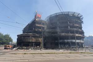 Щонайменше 77 постраждалих. Зеленський показав, який вигляд мають місця влучань у Києві після атаки Росії