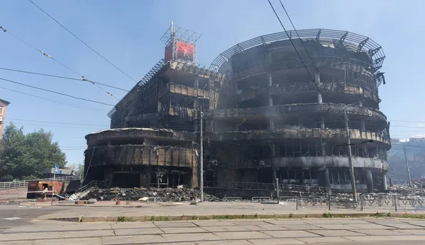 Щонайменше 77 постраждалих. Зеленський показав, який вигляд мають місця влучань у Києві після атаки Росії