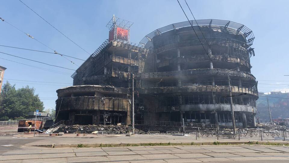 Щонайменше 77 постраждалих. Зеленський показав, який вигляд мають місця влучань у Києві після атаки Росії