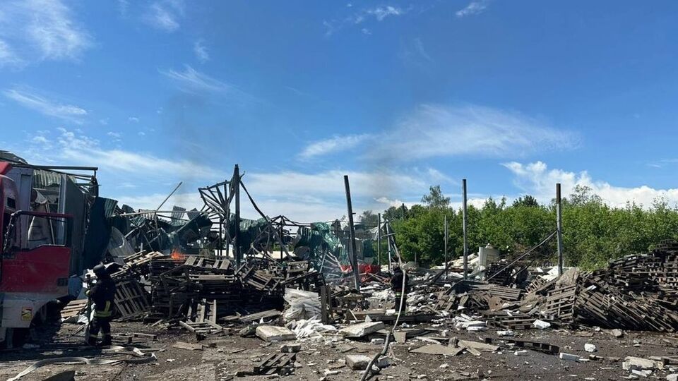 РФ атаковала ракетой предприятие в пригороде Харькова. Много раненых, есть погибший. Фото