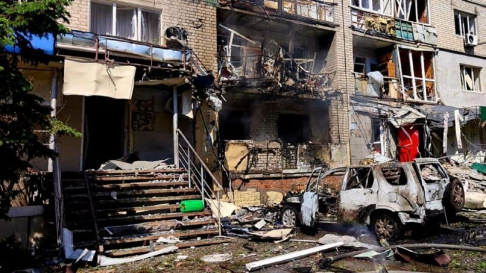 РФ ударила по многоэтажке в Павлограде. Есть жертва и раненый ребенок. Фото