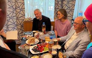 "Они счастливы". Спикер польского Сейма приехал к подростку из Украины, которого избили и пытались сбросить с моста