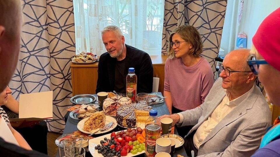 "Они счастливы". Спикер польского Сейма приехал к подростку из Украины, которого избили и пытались сбросить с моста