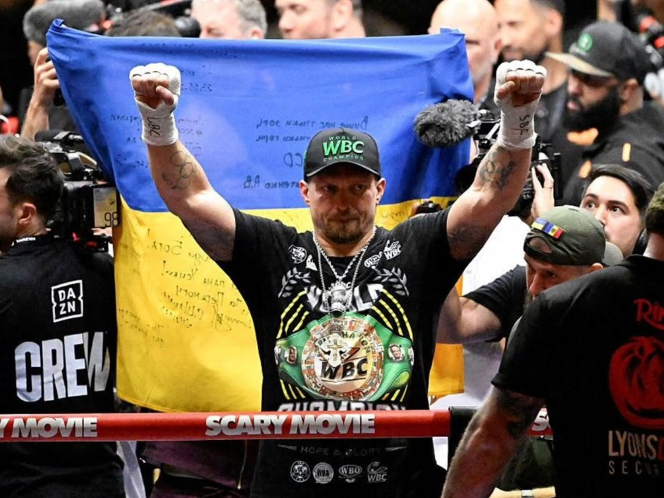 Цей момент побачив увесь світ.  Усик після перемоги підняв на рингу особливий прапор. Фото