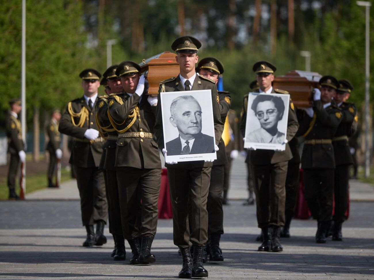 Лідера ОУН Мельника і його дружину перепоховали на Національному військовому кладовищі. Фото, відео