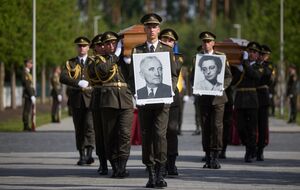 Лідера ОУН Мельника і його дружину перепоховали на Національному військовому кладовищі. Фото, відео