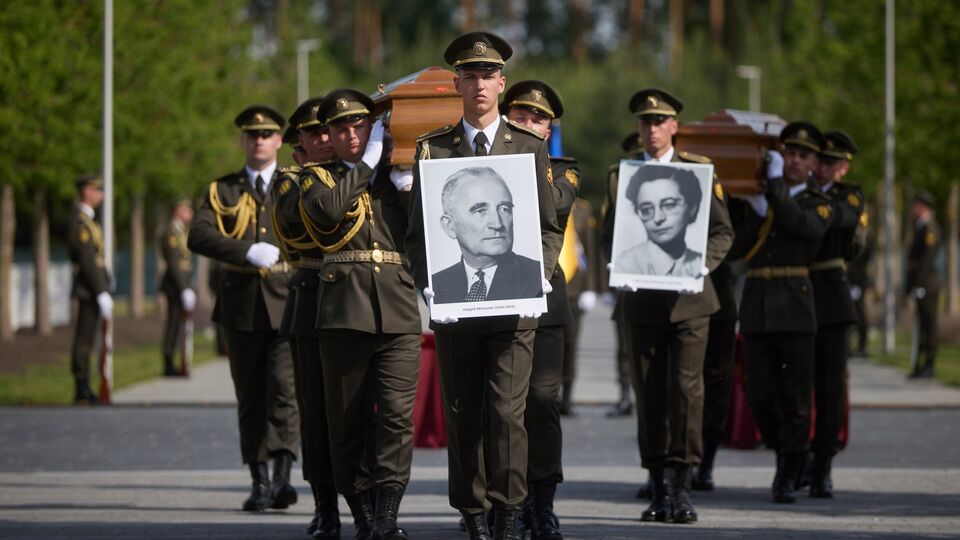 Лідера ОУН Мельника і його дружину перепоховали на Національному військовому кладовищі. Фото, відео