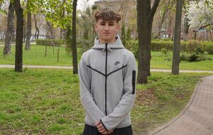 "Він сказав: "Лежи тут" – і підпалив машину". Історія 14-річного Андрія, який втратив родину 2022 року, увійшла до музею "Голоси Мирних"