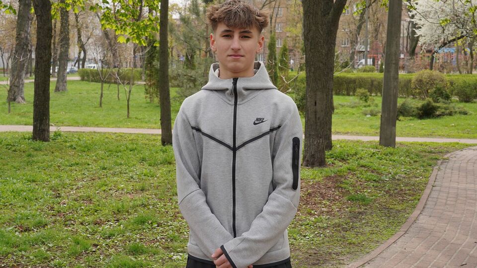"Він сказав: "Лежи тут" – і підпалив машину". Історія 14-річного Андрія, який втратив родину 2022 року, увійшла до музею "Голоси Мирних"
