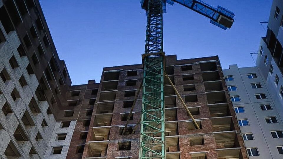 У Бучі загинув 11-річний хлопчик після падіння з будівельного крана. Слідство розглядає версію самогубства