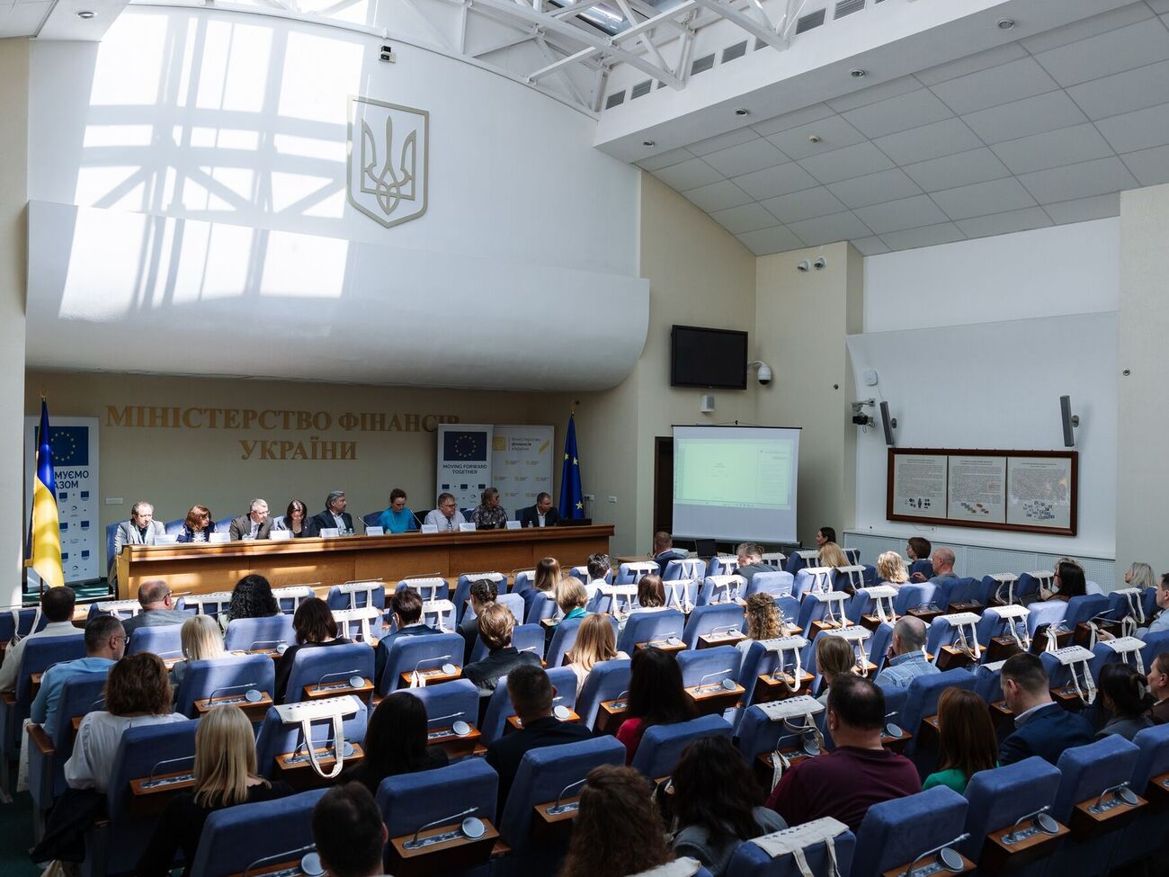 Рада провалила закон про посилки, який є умовою МВФ. Що планує робити Мінфін