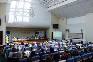 Рада провалила закон про посилки, який є умовою МВФ. Що планує робити Мінфін