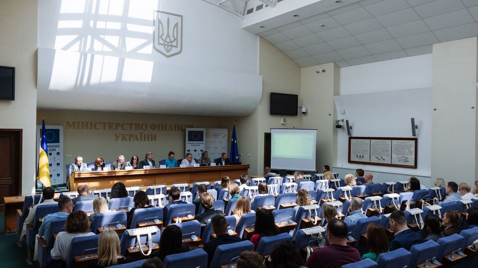 Рада провалила закон про посилки, який є умовою МВФ. Що планує робити Мінфін