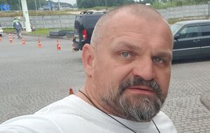 "Тоже ездила с ним. Яблоками угощал". В сети обсуждают неожиданную подработку нардепа Вирастюка