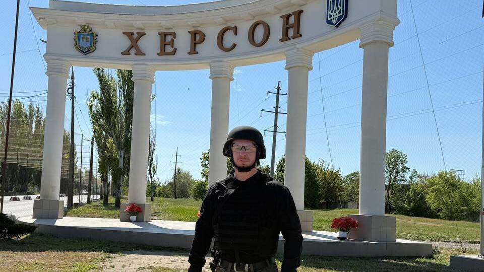 "Херсон. Дніпровський рубіж". Фотограф Ревуцький показав життя "міста-форпосту на самій межі вогню"