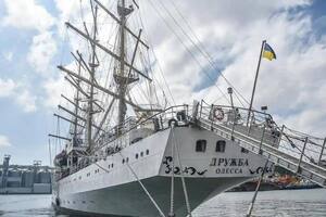 "Увесь стратегічний запас рому вже забрали". Флеш висміяв атаку РФ на вітрильник