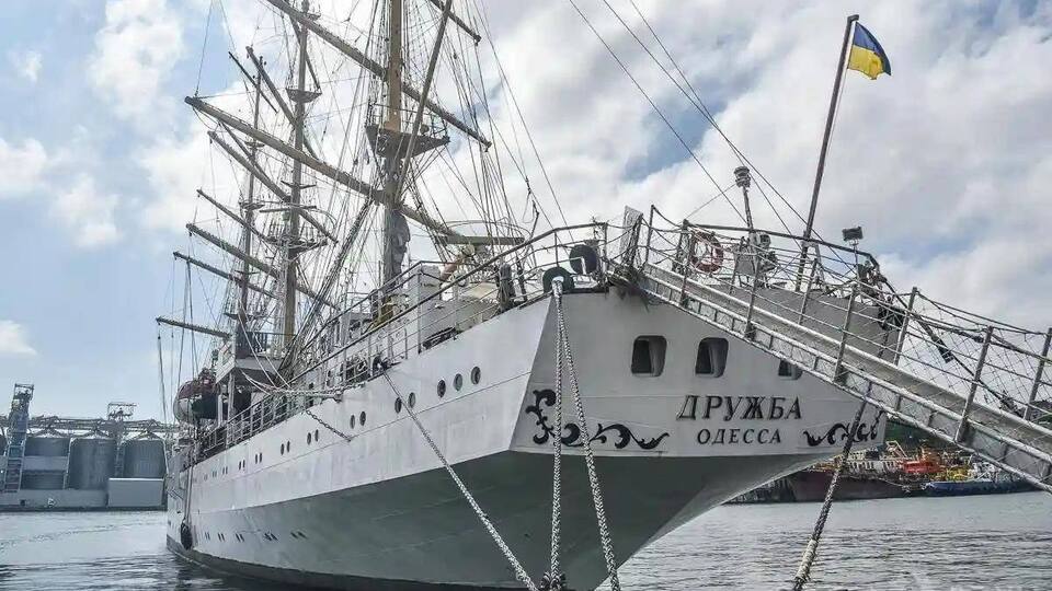 "Увесь стратегічний запас рому вже забрали". Флеш висміяв атаку РФ на вітрильник