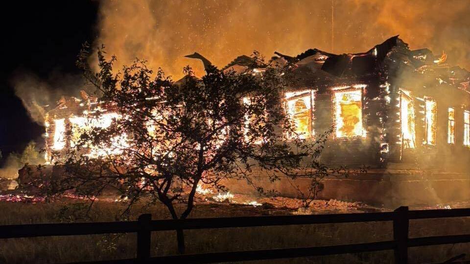 РФ уночі атакувала Україну балістикою й сотнями дронів. Через влучання вщент згоріла школа. Фото