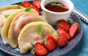 Невероятно вкусные вареники с клубникой. Рецепт эластичного теста