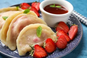 Невероятно вкусные вареники с клубникой. Рецепт эластичного теста