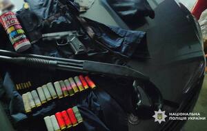 "Выстрел пробил роллет и попал в живот женщине". В Киеве задержали мужчину после ранения прохожей