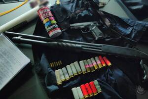 "Постріл пробив ролет і влучив у живіт жінці". У Києві затримали чоловіка після поранення перехожої