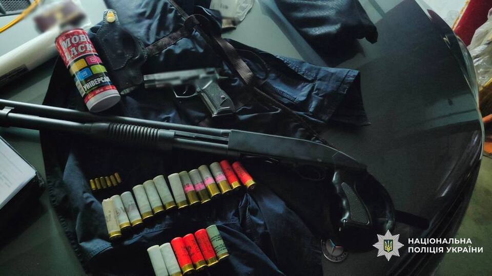 "Постріл пробив ролет і влучив у живіт жінці". У Києві затримали чоловіка після поранення перехожої