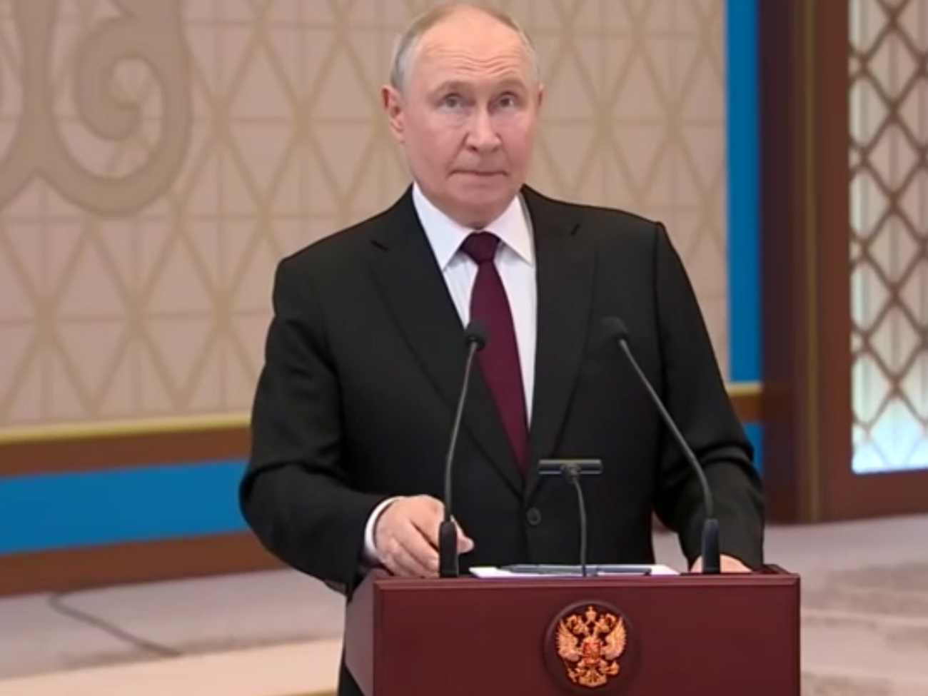 Путін вдав, що нічого не знає про дрон, який влучив у багатоповерхівку в Румунії