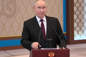 Путін вдав, що нічого не знає про дрон, який влучив у багатоповерхівку в Румунії