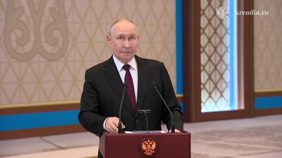 Путін вдав, що нічого не знає про дрон, який влучив у багатоповерхівку в Румунії