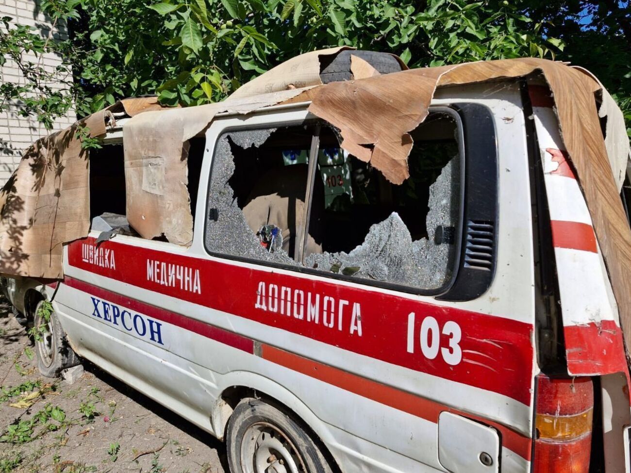 РФ утром ударила по машинам в Херсоне. Дрон попал в "скорую помощь". Фото