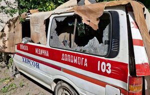 РФ утром ударила по машинам в Херсоне. Дрон попал в "скорую помощь". Фото