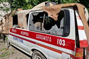 РФ уранці завдала удару по автомобілях у Херсоні. Дрон влучив у швидку допомогу. Фото