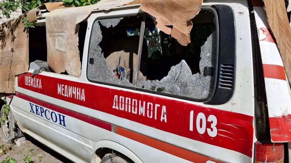 РФ утром ударила по машинам в Херсоне. Дрон попал в "скорую помощь". Фото