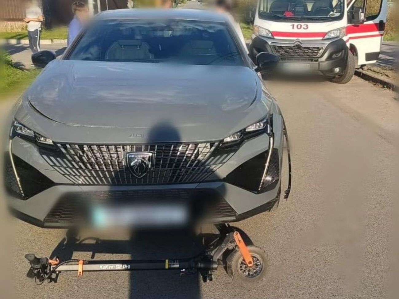 У Київській області авто збило дітей на електросамокаті, один хлопчик загинув