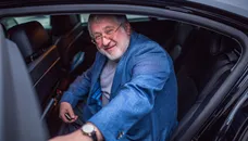 "Стіл був завалений грошима". Відомий актор згадав, як обслуговував Коломойського й Філатова