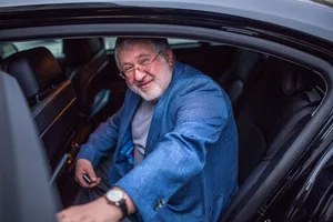 "Стол был завален деньгами". Известный актер вспомнил, как обслуживал Коломойского и Филатова