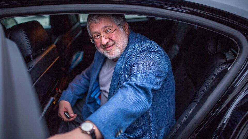 "Стол был завален деньгами". Известный актер вспомнил, как обслуживал Коломойского и Филатова