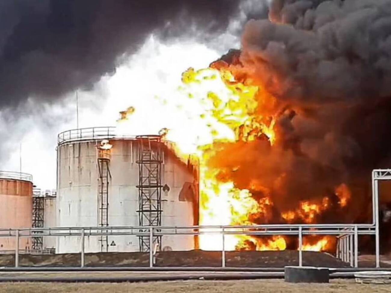 На российской Кубани атака дронов поразила порты, снова горит нефть. Видео