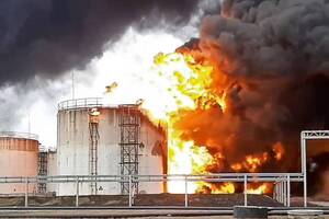 На российской Кубани атака дронов поразила порты, снова горит нефть. Видео