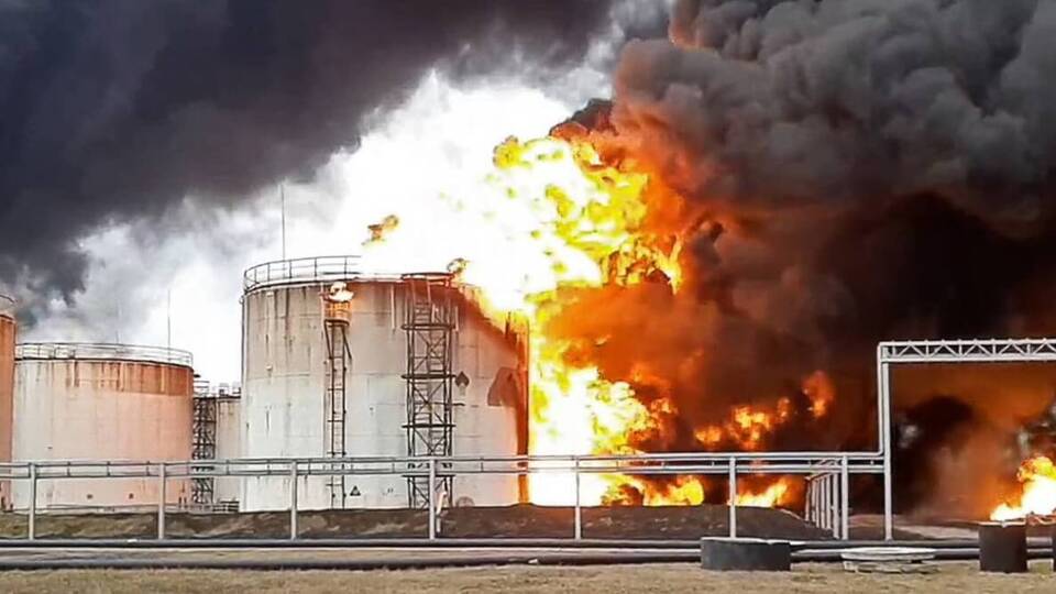 На российской Кубани атака дронов поразила порты, снова горит нефть. Видео