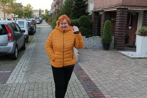Жінка зі старенькою мамою й котом із ПТСР намагається вижити в Німеччині. Без надії на повернення в Україну