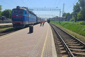 РФ атакувала поїзди в Україні. Загинув машиніст, є поранені